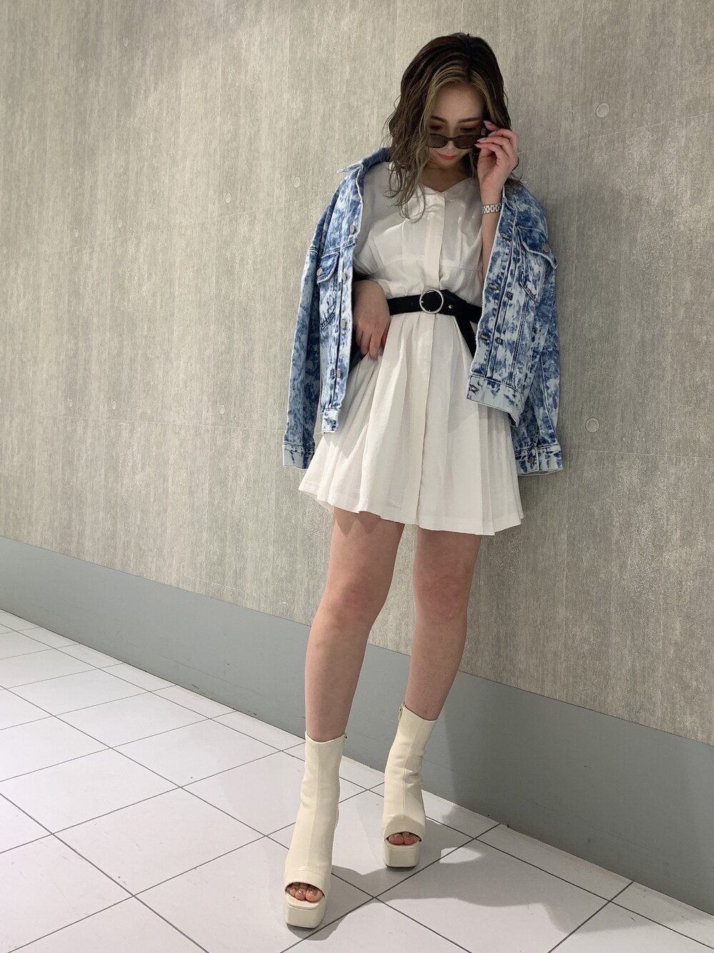 「ENVYM、envym_staff、ENVYMコーデ、envym_hiroshima、春コーデ、デニム、ホワイト、ホワイトコーデ」｜「ENVYMのタックチュニックＯＰ（ワンピース、ホワイト系）」を使った、ENVYM_ERIKAさん（レディース・160cm）の春コーディネートの1枚目の写真