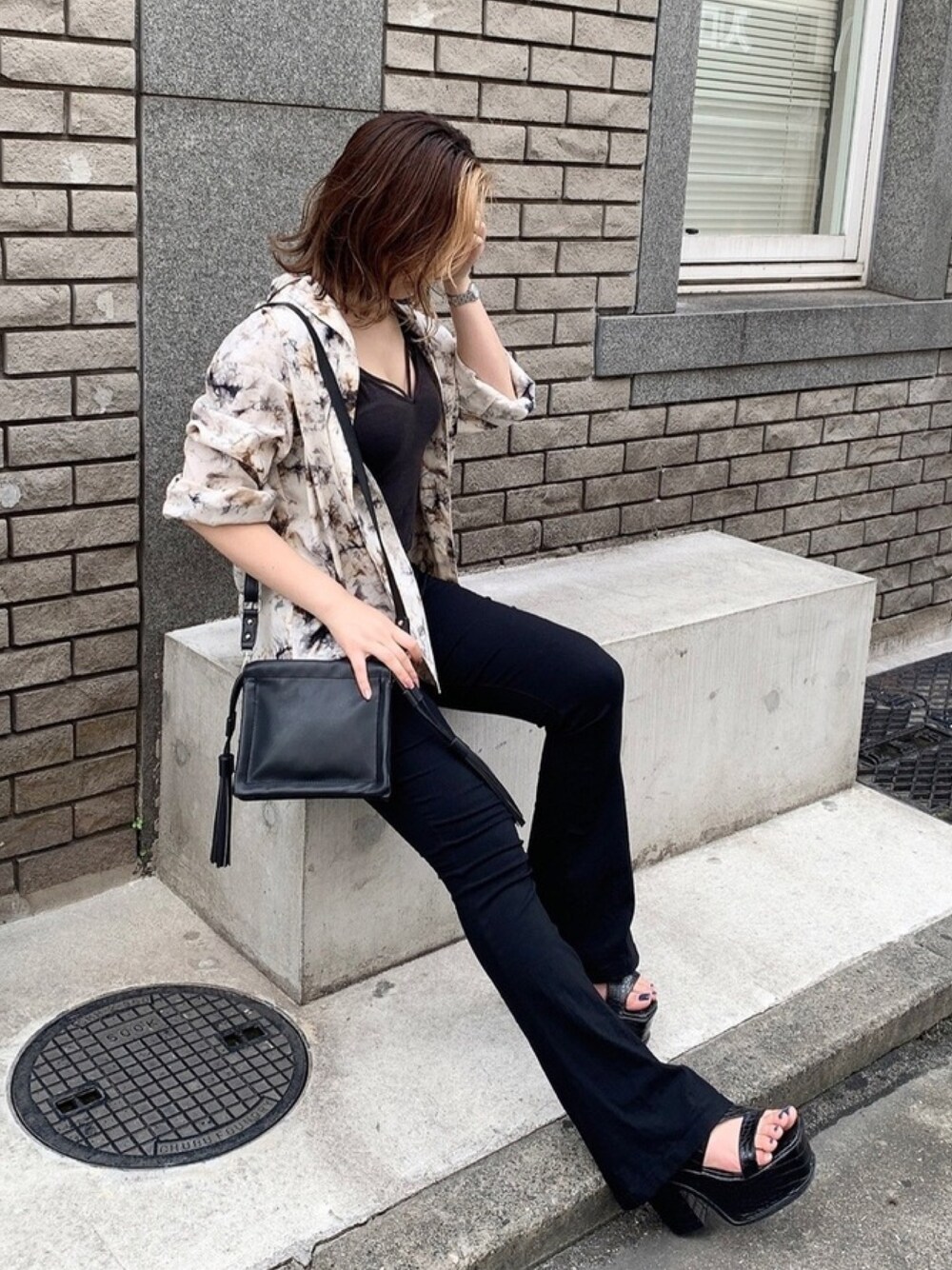 ブラック系のその他パンツ、ブラック系のサンダル、ブラック系のショルダーバッグを着用したレディースの夏コーディネートの1枚目の写真