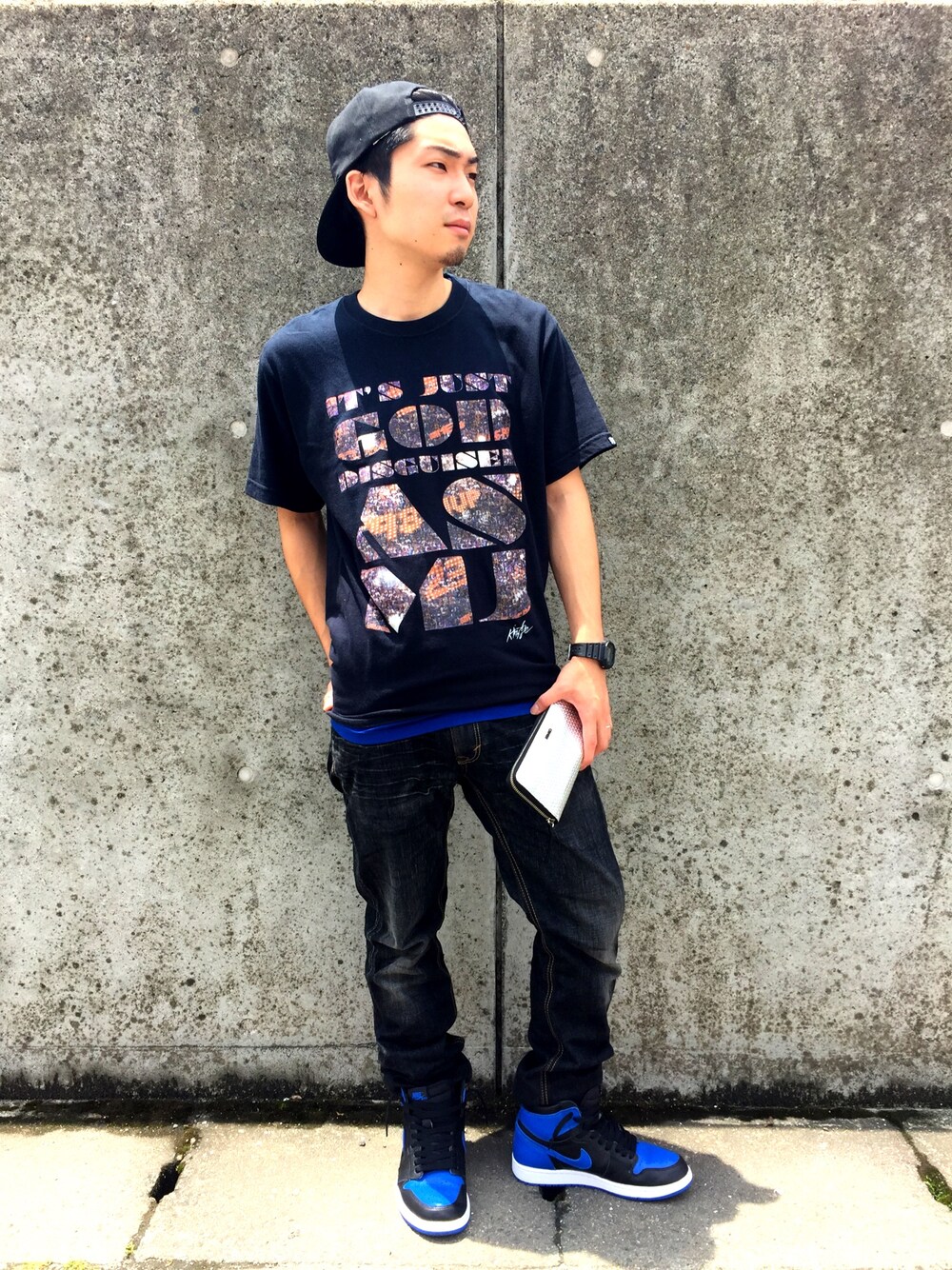 「休日スタイル、ブラック、デニムパンツ、雨の日コーデ、エアジョーダン、ナイキ」｜「KIKS TYOのアイテム（Tシャツ/カットソー、ブラック系）」を使った、たつきんぐさん（メンズ・165cm）の夏コーディネートの1枚目の写真