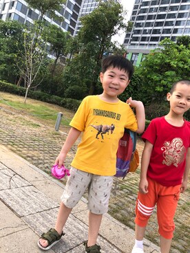 「アイテム（カーゴパンツ、イエロー系）」を使った、Yuna & Peterさん（キッズ・120cm）の秋コーディネート