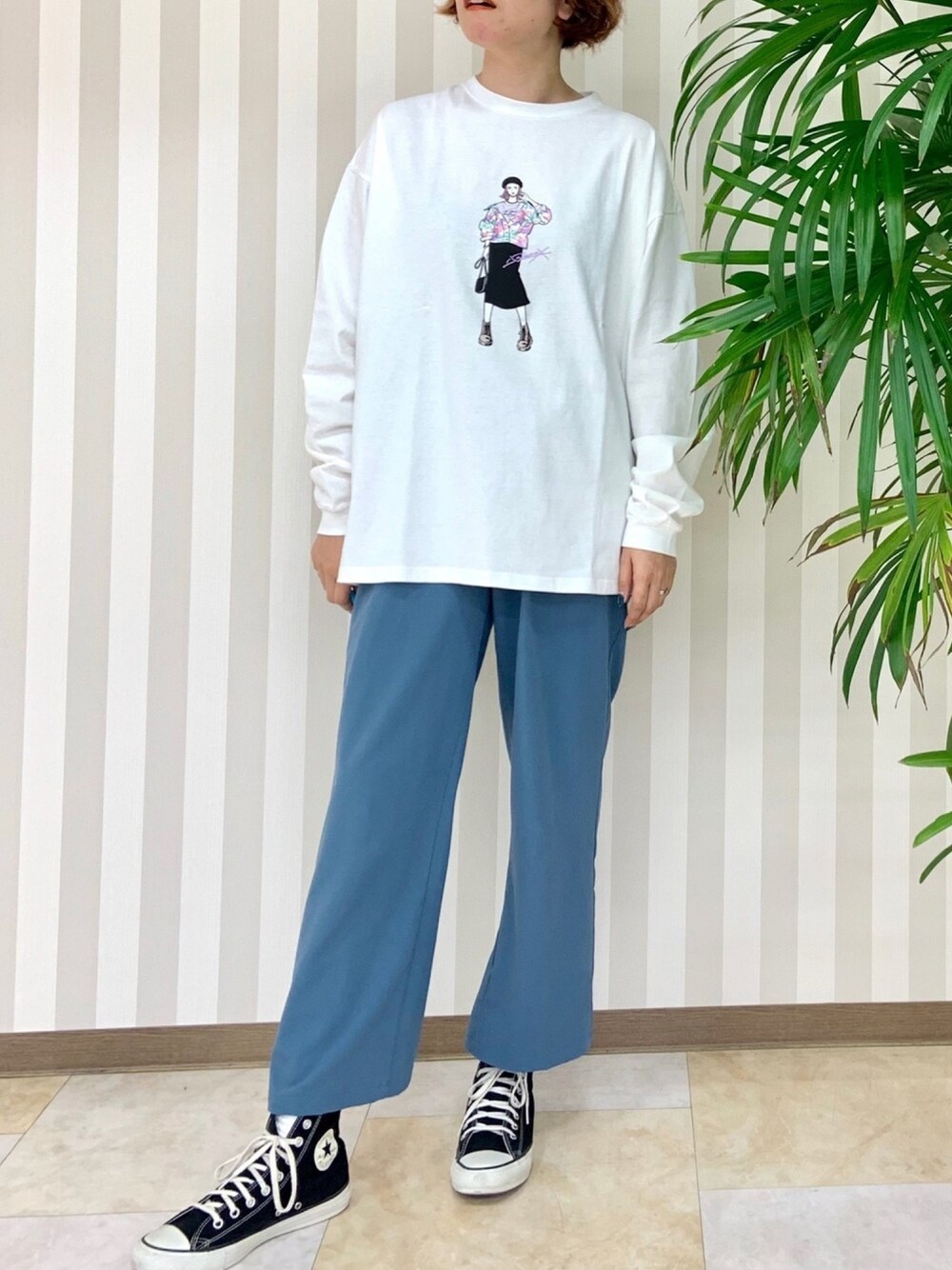 ホワイト系のTシャツ/カットソー、ブルー系のその他パンツ、ブラック系のスニーカーを着用したレディースの夏コーディネートの1枚目の写真