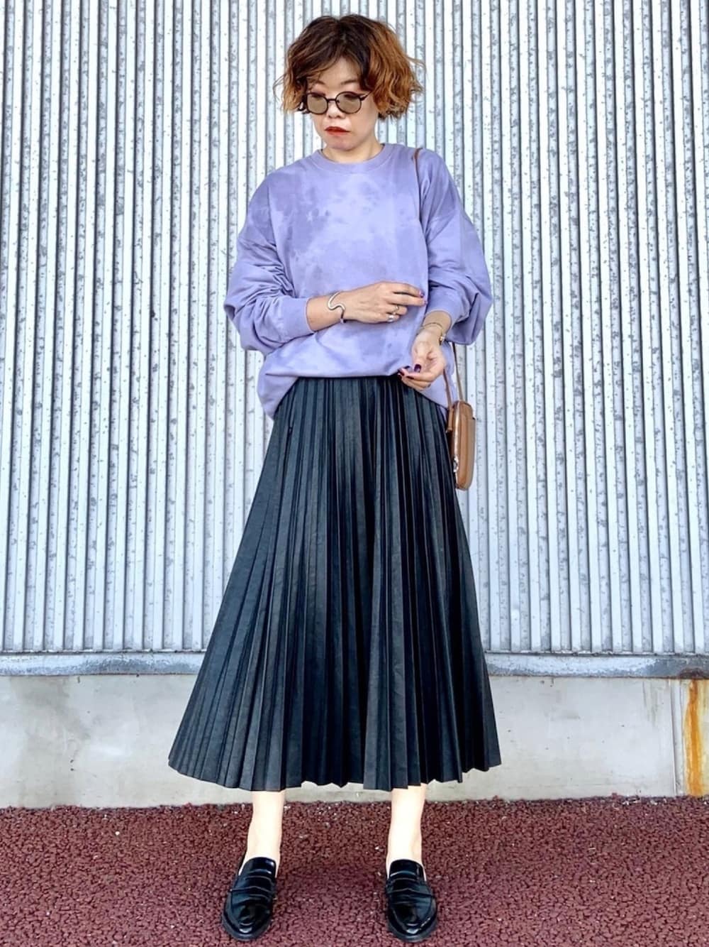 パープル系のスウェット、ブラック系のスカート、その他のその他を着用したレディースの秋コーディネートの1枚目の写真