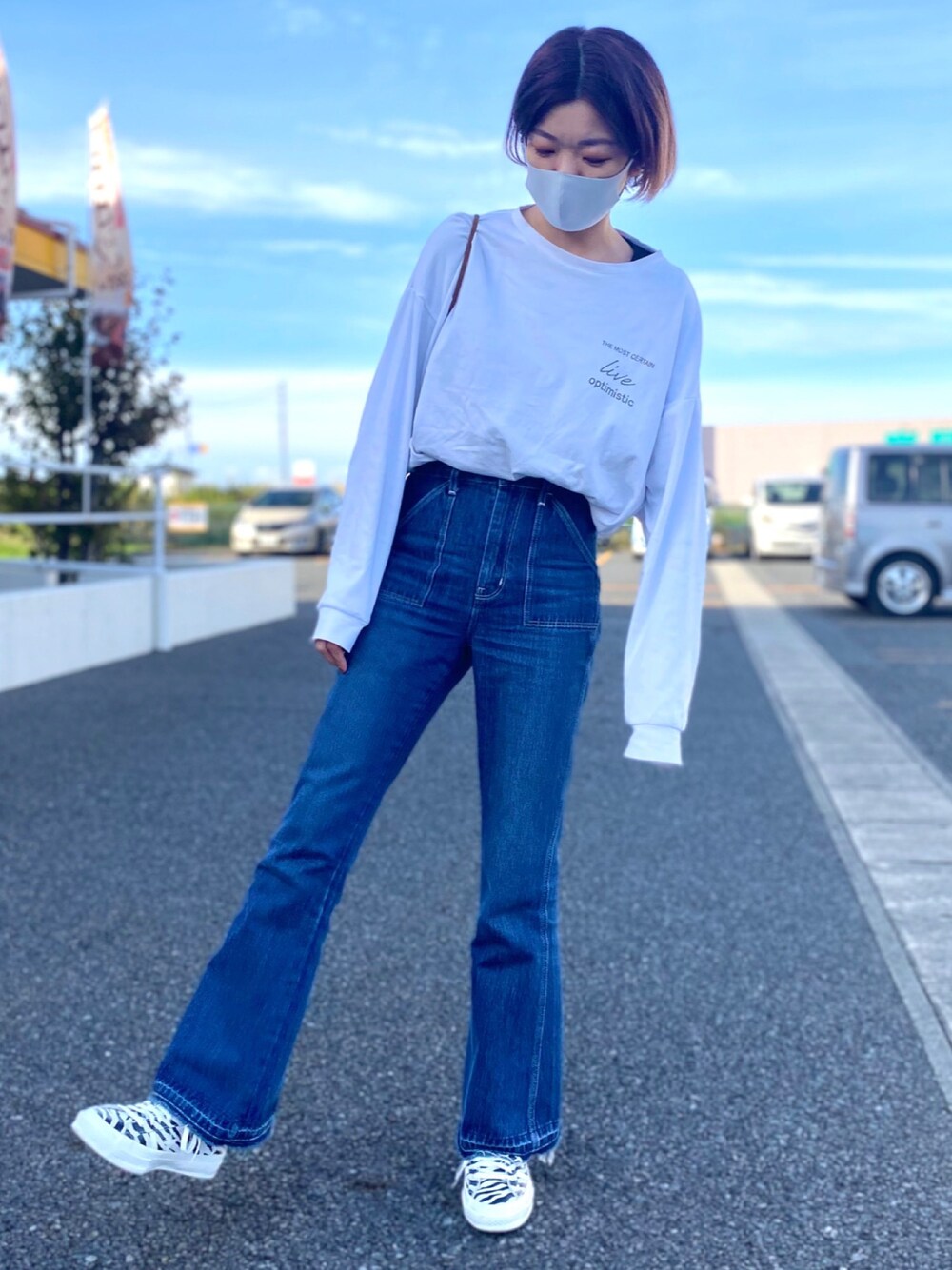 「ロンT、フレアパンツ、LEE、Right-on、フォトT、大人女子、ママコーデ、高身長女子、鬼滅の刃」｜「RAG MACHINEの【RAG MACHINE】バックフォトロゴロンＴ（Tシャツ/カットソー、ホワイト系）」を使った、☺︎さいとを☺︎さん（レディース・174cm）の秋コーディネートの1枚目の写真