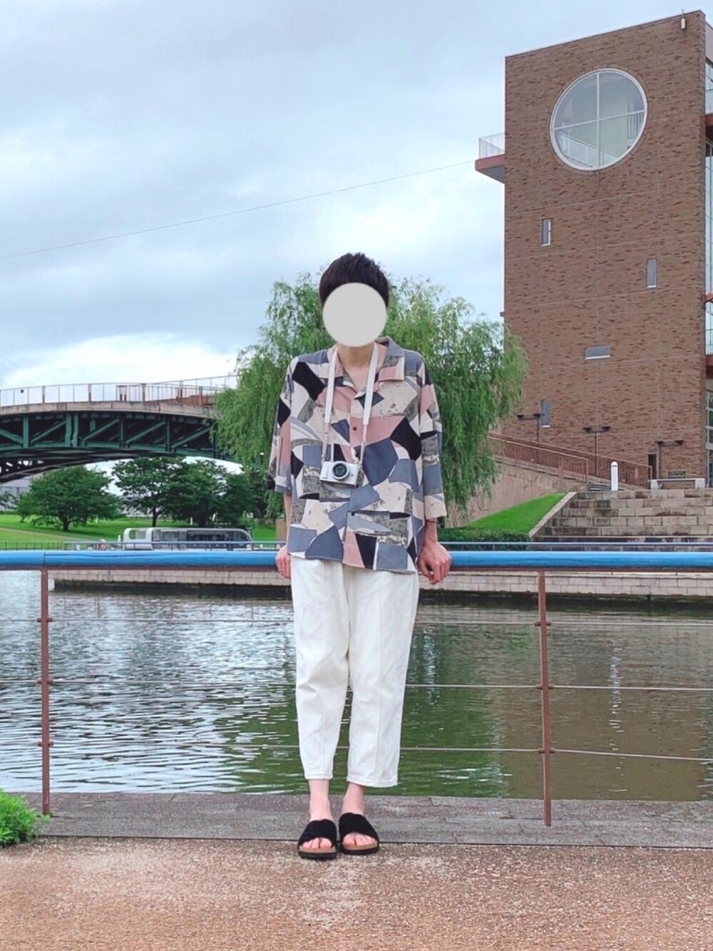 「シャツ、シャツ好き集まれ、柄シャツ、ガラシャツ、白、白パンツ、サンダルコーデ、レディース男子、カラフル、夏セールで買いました」｜「メレンゲのアイテム（パンツ、ホワイト系）」を使った、shoさん（メンズ・182cm）の夏コーディネートの1枚目の写真