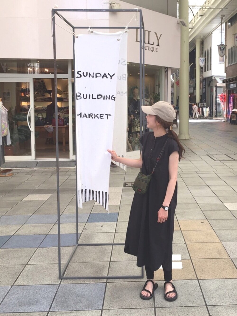 「ワンピース、サンダル、サコッシュ、キャップ、休日コーデ、楽チンコーデ、おしゃれさんと繋がりたい、オトナカジュアル、ラフ、カジュアルコーデ」｜「newhattanの【newhattan】ニューハッタン ローキャップ                  （キャップ、ベージュ系）」を使った、kuminさん（レディース・157cm）の夏コーディネートの1枚目の写真