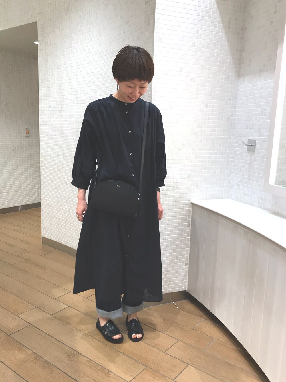 「シンプルコーデ、大人カジュアル、お洒落さんとつながりたい、カジュアルコーデ、オトナ女子、デニムパンツ、サンダル、ワンピース、休日スタイル、きれいめカジュアル」｜「FREAK'S STOREのボイルシャツワンピース（ワンピース、ブラック系）」を使った、kuminさん（レディース・157cm）の夏コーディネートの1枚目の写真