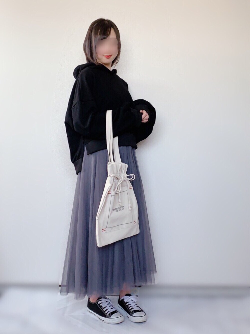 「ボリューム袖、INTERFACTORY、カジュアル、パーカー、高校生、ブラック、チュールスカート、スニーカー、巾着バッグ、トートバッグ」｜「INTER FACTORYのファッションインフルエンサー aiko × INTER FACTORY　ボリューム袖パーカー（パーカー、ブラック系）」を使った、KANONさん（レディース・155cm）の冬コーディネートの1枚目の写真