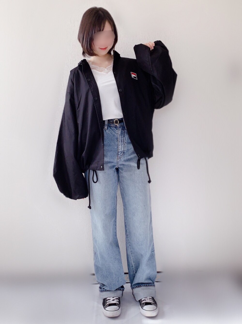 ブラック系のブルゾン、ホワイト系のTシャツ/カットソー、ブルー系のデニムパンツを着用したレディースの春コーディネートの1枚目の写真
