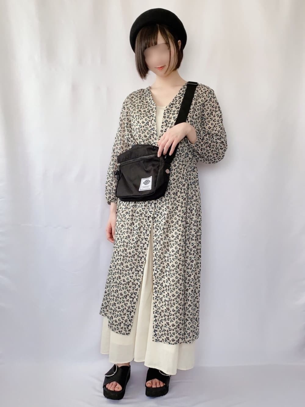 「春コーデ、小花柄ワンピース、fredy emue、ベレー帽、H&M、ワンピース、重ね着、レイヤードスタイル、高校生、フレディアンドグロスター」｜「fredy emueのアムンゼン小花プリント前釦ワンピース（ワンピース、ホワイト系）」を使った、KANONさん（レディース・155cm）の春コーディネートの1枚目の写真