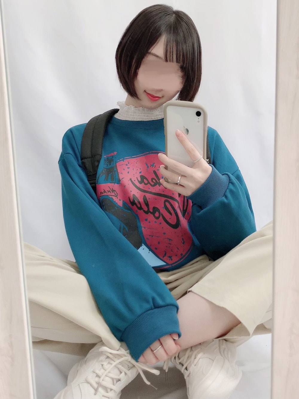 グリーン系のスウェット、ベージュ系のパンツ、ベージュ系のシューズを着用したレディースの秋コーディネートの1枚目の写真