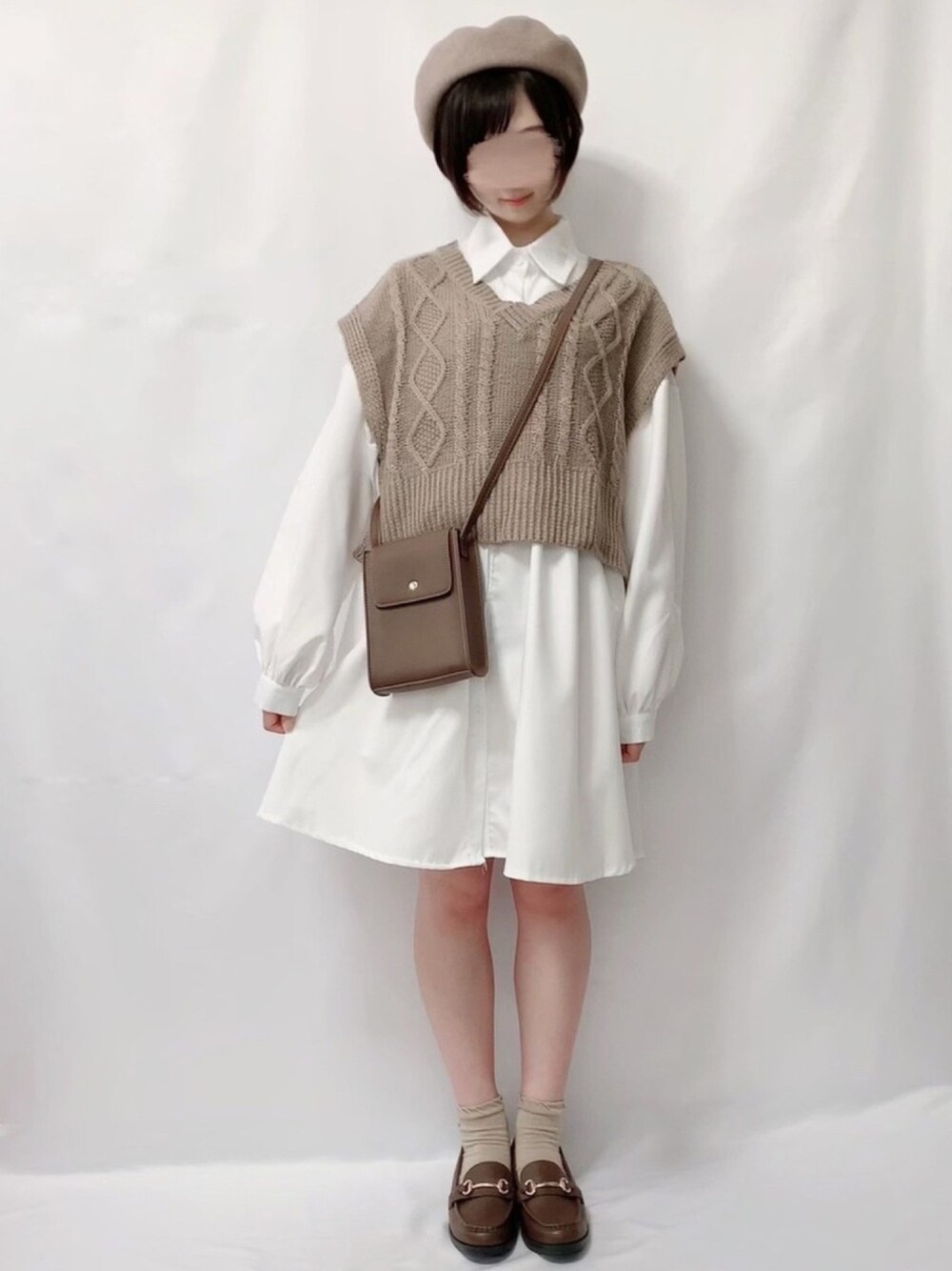 「秋のマイ旬スタイル、ベレー帽、プチプラコーデ、GU、ローファー、シャツワンピ、ベスト、高校生、秋のカフェオレコーデ」｜「Lamitte decoのアイテム（シャツワンピース、ホワイト系）」を使った、KANONさん（レディース・154cm）の秋コーディネートの1枚目の写真