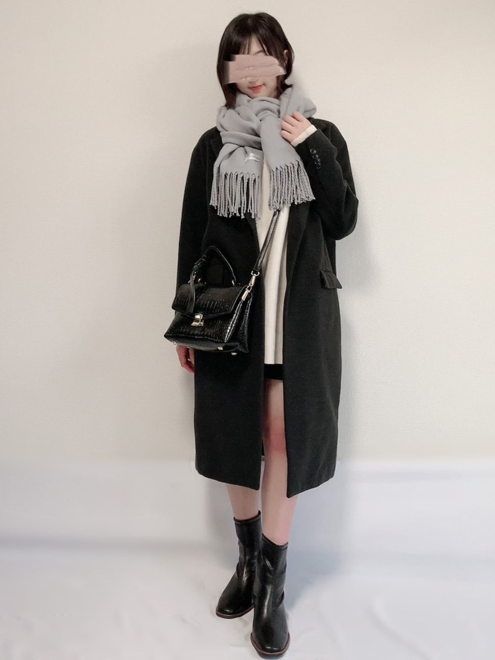 ブラック系のショルダーバッグ、ホワイト系のニット/セーター、ブラック系のその他パンツを着用したレディースの秋コーディネートの1枚目の写真