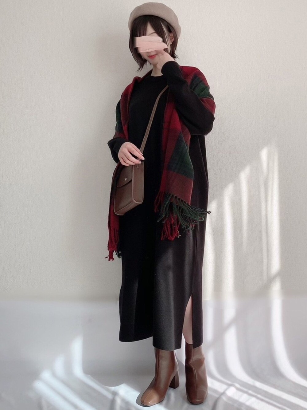 「オトナカジュアル、秋冬コーデ、ITEMS URBANRESEARCH、マフラー、カフェ、ニットワンピース、ベレー帽、チェックマフラー、アイテムズアーバンリサーチ、URBAN RESEARCH」｜「ITEMS URBANRESEARCHのミラノリブワンピース（ワンピース、ブラック系）」を使った、KANONさん（レディース・154cm）の秋コーディネートの1枚目の写真