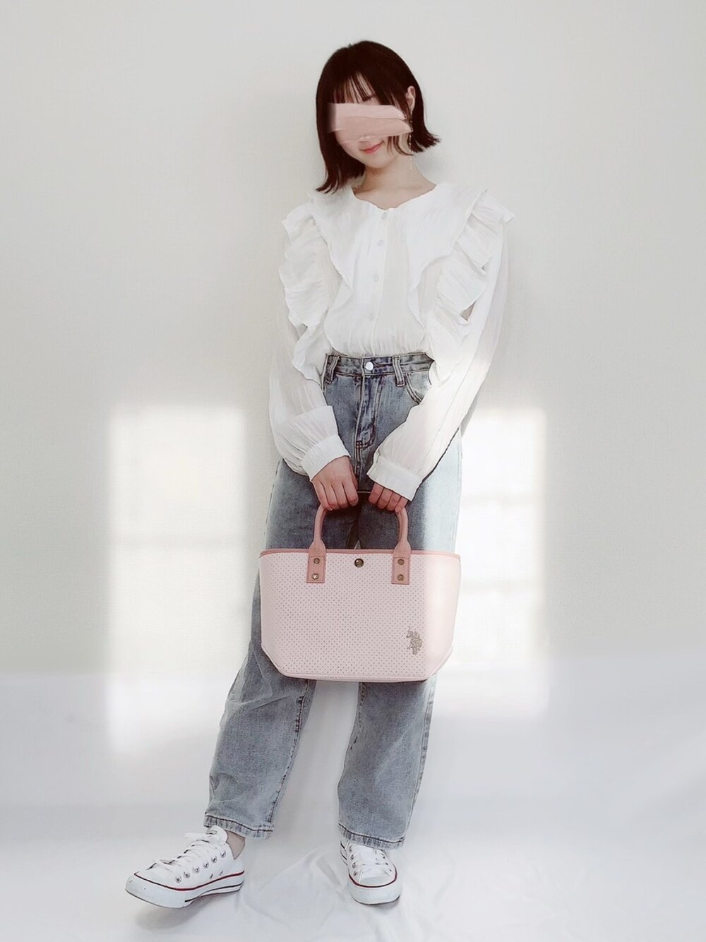 ホワイト系のシャツ/ブラウス、ブルー系のデニムパンツ、ピンク系のトートバッグを着用したレディースの冬コーディネートの1枚目の写真