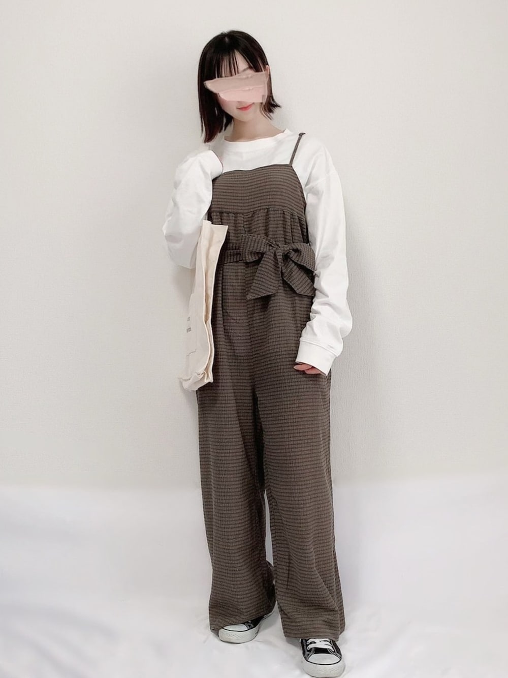「シンプル、ゆるコーデ、サロペット、flaner、ラフ、リラックス、春コーデ」｜「flanerの"flaner"ロゴロンT【ユニセックス/ボリューム袖】（Tシャツ/カットソー、ホワイト系）」を使った、KANONさん（レディース・154cm）の春コーディネートの1枚目の写真