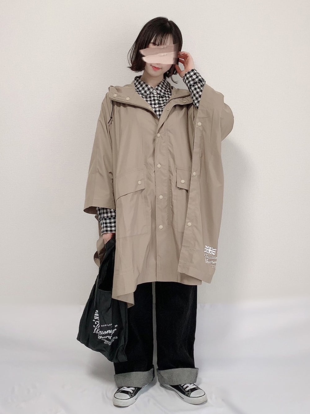 「トラディショナルウェザーウエア、Traditional Weatherwear、TWW、レインポンチョ、ゆるコーデ、ギンガムチェック、ワイドデニム、カジュアル、低身長コーデ」｜「Traditional WeatherwearのRENFREW PACKABLE（その他アウター、ベージュ系）」を使った、KANONさん（レディース・154cm）の春コーディネートの1枚目の写真