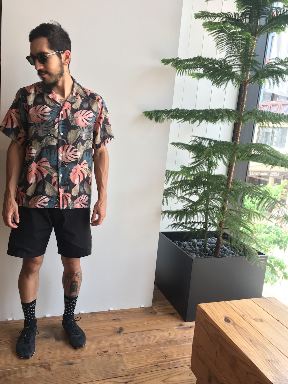 「SATURDAYS SURF NYC、SATURDAYS NYC、fashion、streetwear、shorts、shirts、floral、NAGOYA 、Japan、Sunglasses」｜「Saturdays NYCのCanty Monstera Short Sleeve Shirt（シャツ/ブラウス、その他）」を使った、Kenji Mutoさん（メンズ・170cm）の夏コーディネートの1枚目の写真