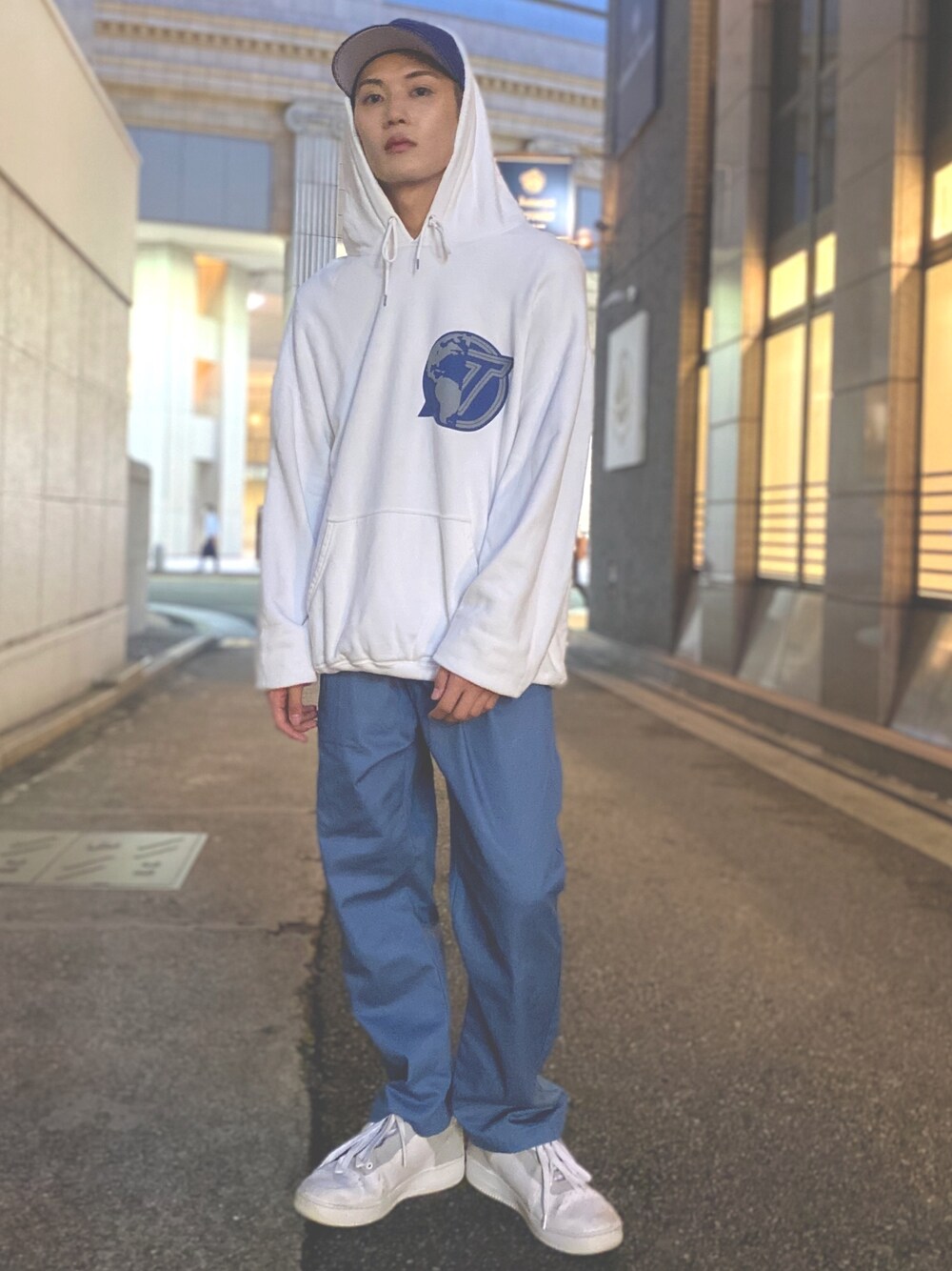 「パーカー、シェフパンツ、イージーパンツ、キャップ、ストリート、オーバーサイズ、スニーカー、D.TT.K、NIKE」｜「D.TT.Kのアイテム（パーカー、ホワイト系）」を使った、山根 広大さん（メンズ・175cm）の秋コーディネートの1枚目の写真