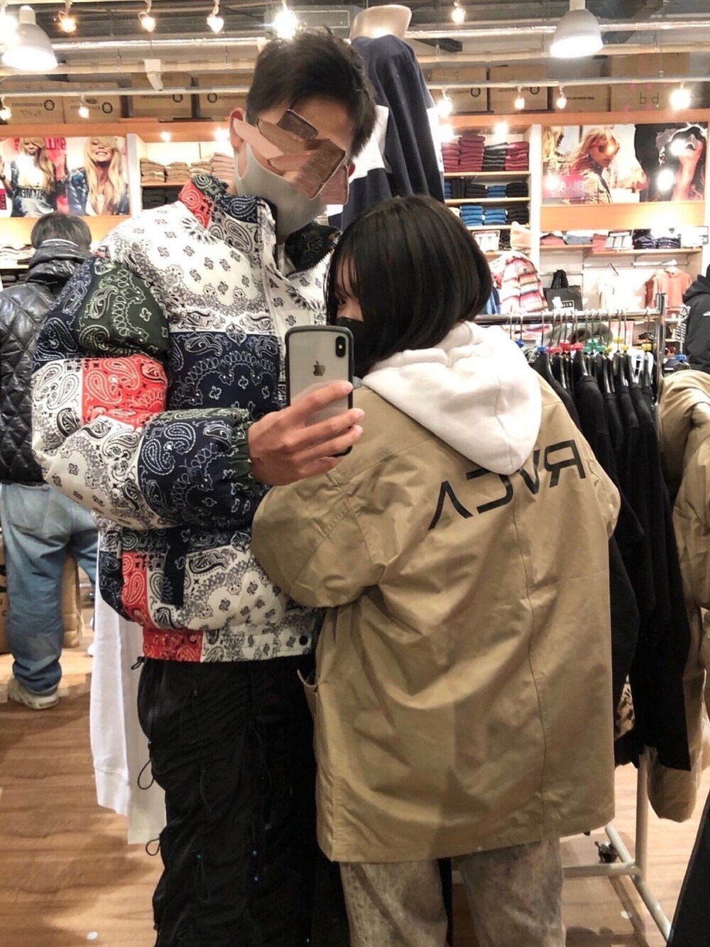 「カップルコーデ、ストリート系、ペイズリー柄、おしゃれさんと繋がりたい」｜「RVCAのアイテム（ジャケット/アウター、ベージュ系）」を使った、Rinさん（レディース・150cm）の冬コーディネートの1枚目の写真