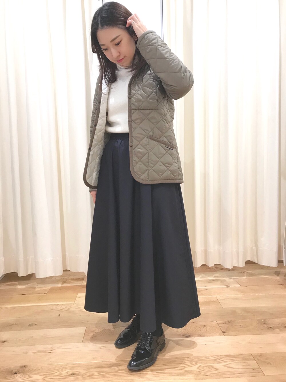 「カジュアルコーデ、アーバン リサーチ ドアーズ(URBAN RESEARCH DOORS)、アーバンリサーチドアーズ、ラベンハム、LAVENHAM、フレアスカート」｜「LAVENHAMの【LAVENHAM/ラベンハム】 【LサイズWEB限定】CRAYDON（クレイドン）（ブルゾン、ベージュ系）」を使った、amoさん（レディース・158cm）の秋コーディネートの1枚目の写真