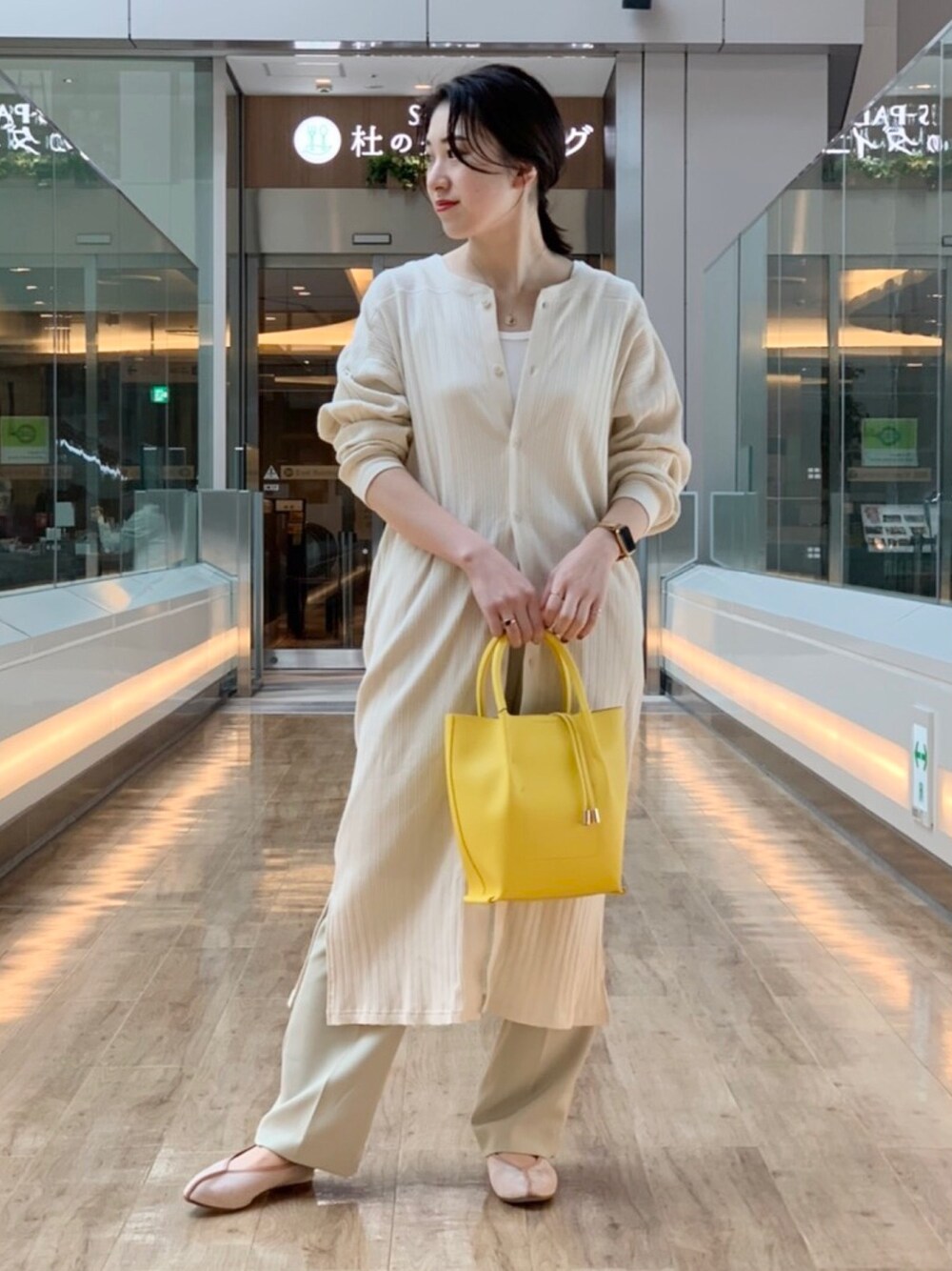 「オトナカジュアル、シンプル、春、オトナ女子、ootd、カジュアル、キレイめ、ママコーデ、ワイドパンツ」｜「URBAN RESEARCH DOORSのリップルベーシックタンクトップ（タンクトップ、ホワイト系）」を使った、amoさん（レディース・158cm）の冬コーディネートの1枚目の写真