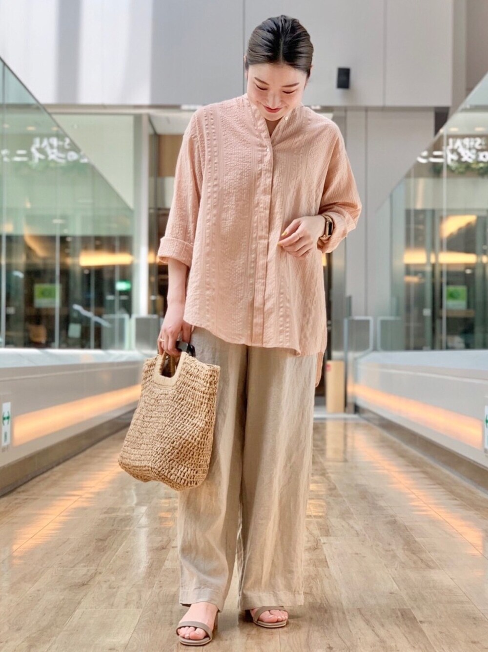 ベージュ系のシャツ/ブラウス、ベージュ系のその他パンツ、グレー系のサンダルを着用したレディースの夏コーディネートの1枚目の写真