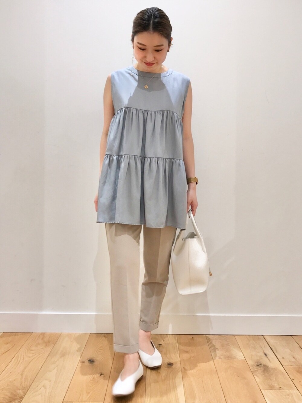 「カジュアル、夏、アーバンリサーチ、キレイめ、シンプルコーデ、URBAN RESEARCH、URBAN RESEARCH DOORS、今日のコーデ、アーバンリサーチドアーズ、おしゃれさんと繋がりたい」｜「URBAN RESEARCH DOORSのティアードノースリーブチュニック（チュニック、ブルー系）」を使った、amoさん（レディース・158cm）の夏コーディネートの1枚目の写真