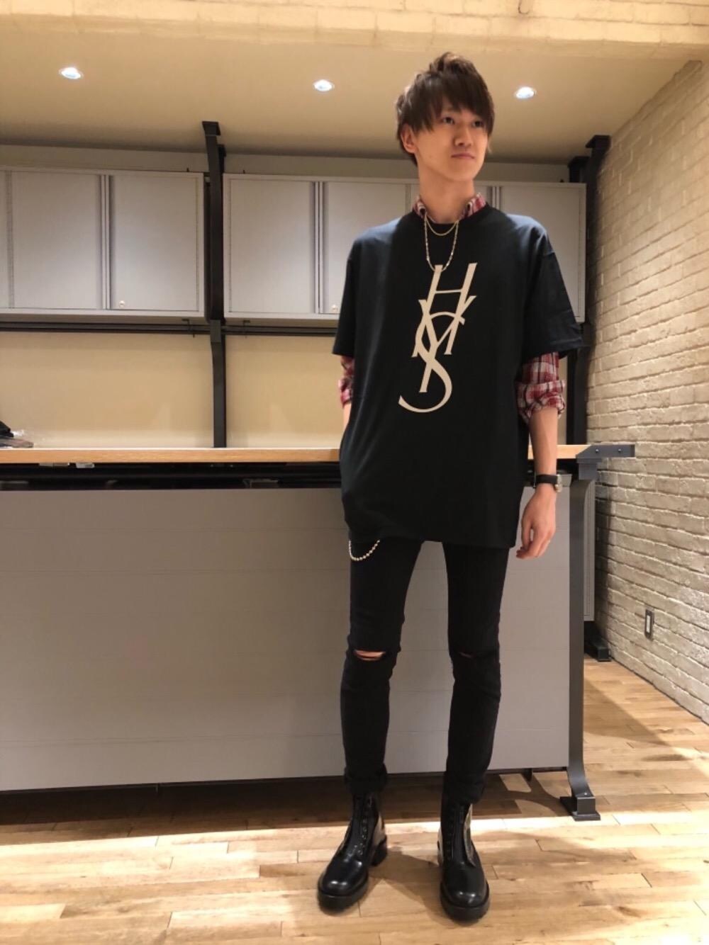 「シンプル、ロック、Tシャツ、Hysteric Glamour、パンク、ヒステリックグラマー」｜「HYSTERIC GLAMOURのSU加工ISKOツイル スリムパンツ（デニムパンツ、ブラック系）」を使った、久米田 直樹さん（メンズ・184cm）の夏コーディネートの1枚目の写真