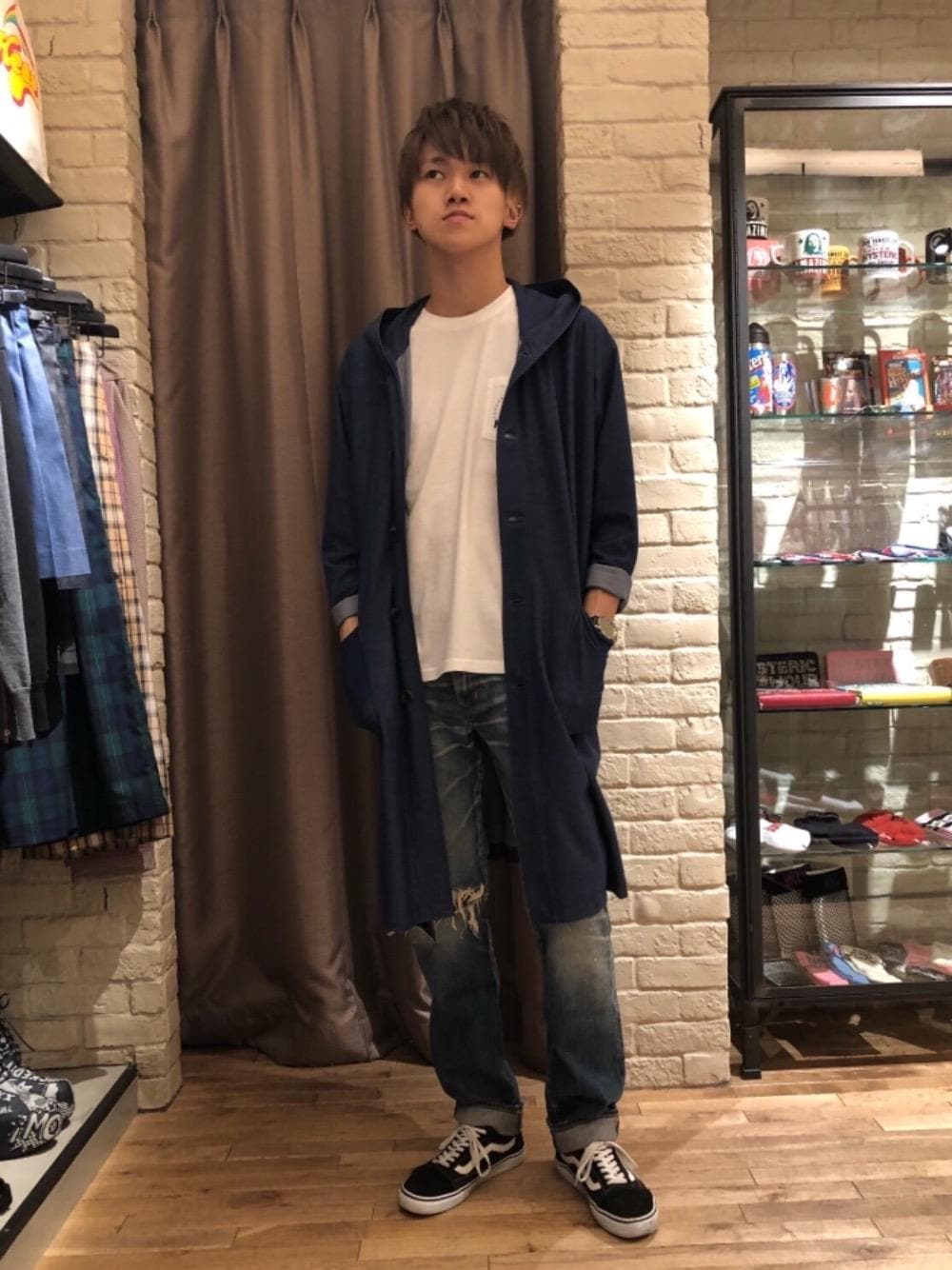 「デニム、カジュアル、シンプル、ロック、Tシャツ、Hysteric Glamour、ヒステリックグラマー」｜「HYSTERIC GLAMOURのCN加工デニム スリムストレートPT（デニムパンツ、ブルー系）」を使った、久米田 直樹さん（メンズ・184cm）の夏コーディネートの1枚目の写真