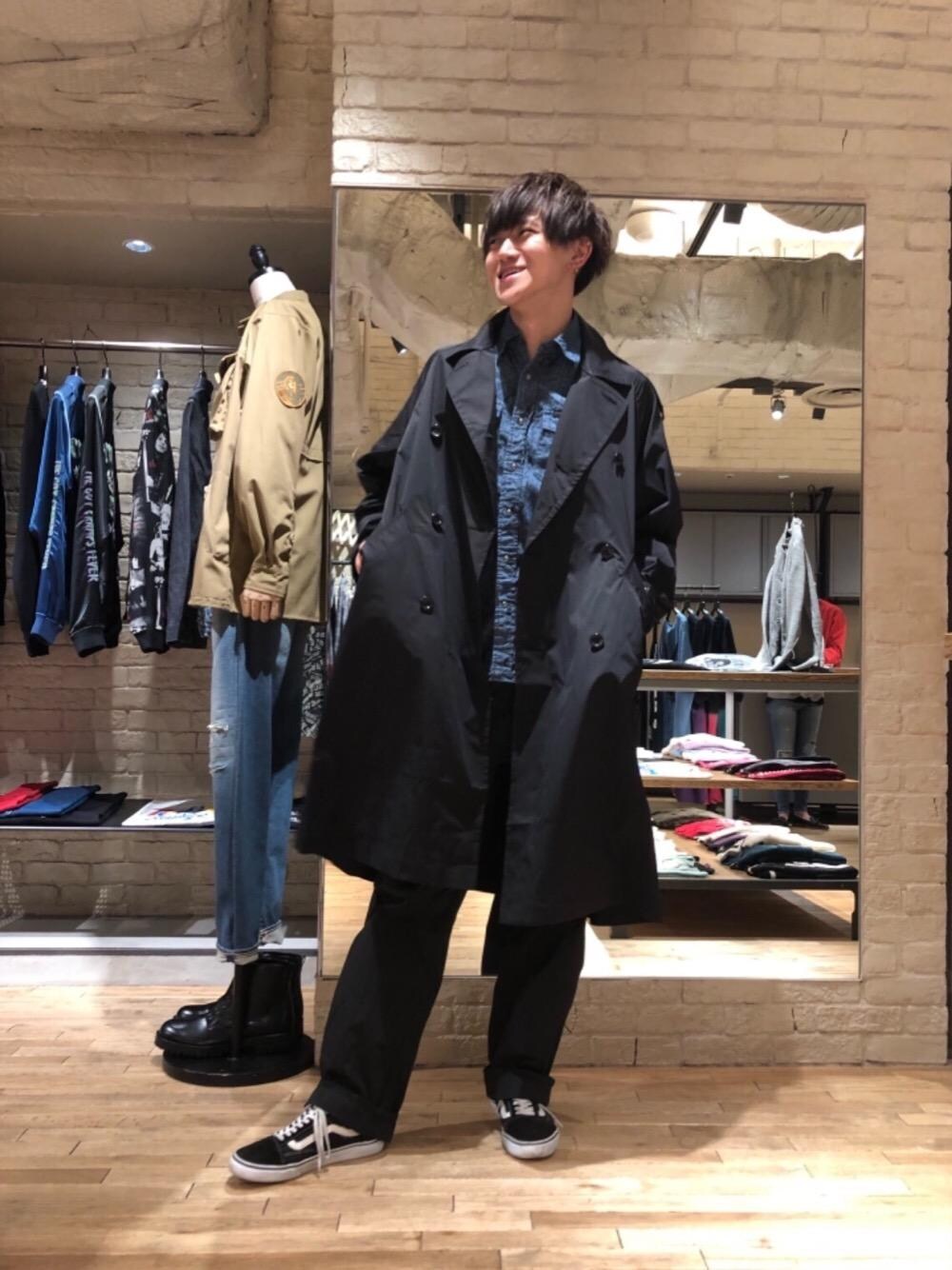 「カジュアル、シンプル、ロック、ストリート、大人カジュアル、Hysteric Glamour、春コーデ」｜「HYSTERIC GLAMOURのHYSTERIC CRAFT総柄 ウエスタンシャツ（シャツ/ブラウス、ブルー系）」を使った、久米田 直樹さん（メンズ・184cm）の春コーディネートの1枚目の写真