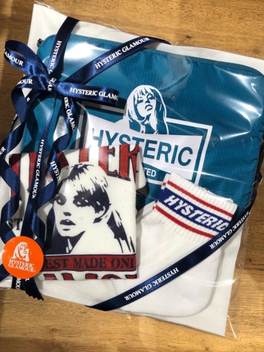 「Hysteric Glamour、ヒステリックグラマー、父の日」｜「HYSTERIC GLAMOURのLOGO CORDURA ソックス（ソックス/靴下、ホワイト系）」を使った、久米田 直樹さん（メンズ・184cm）の夏コーディネートの1枚目の写真