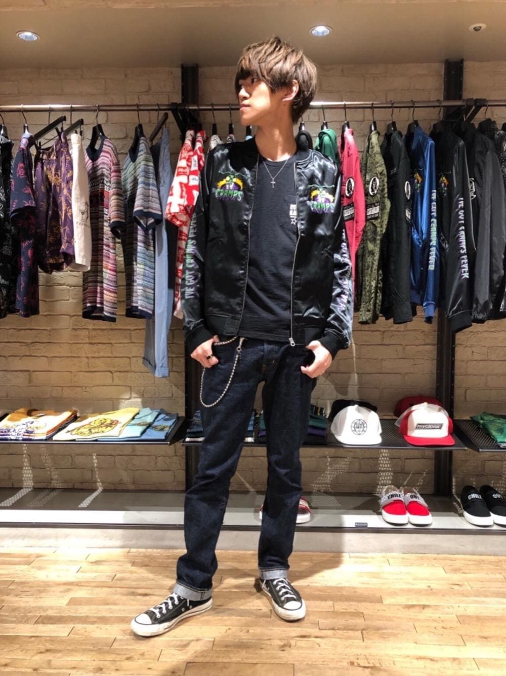 「デニム、ロック、Tシャツ、ストリート、刺繍、Hysteric Glamour、ヒステリックグラマー」｜「HYSTERIC GLAMOURのRAWデニムスリムストレートPT（デニムパンツ、ブルー系）」を使った、久米田 直樹さん（メンズ・184cm）の夏コーディネートの1枚目の写真