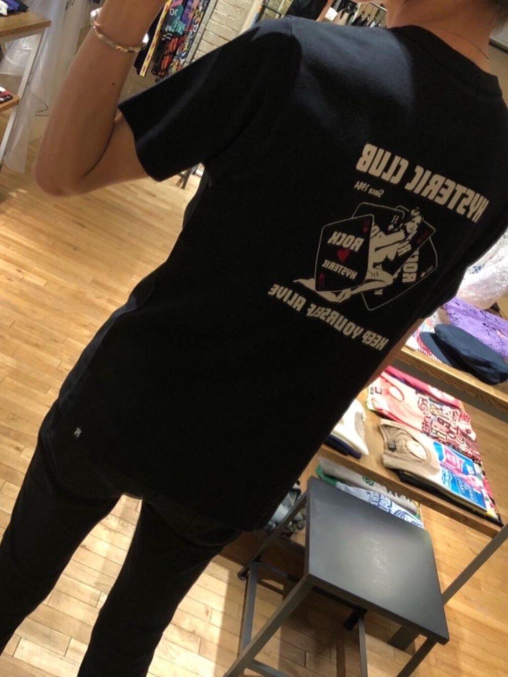 ブラック系のTシャツ/カットソー、ブラック系のその他パンツを着用したメンズの夏コーディネートの1枚目の写真