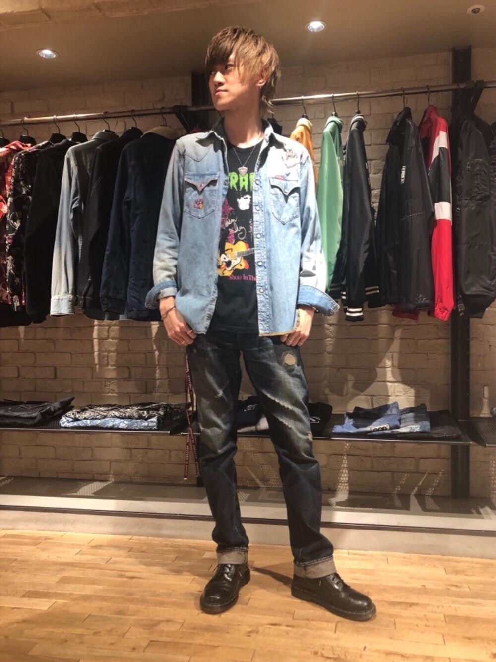 「デニム、カジュアル、ロック、ストリート、長袖シャツ、Hysteric Glamour、ヒステリックグラマー、90'sスタイル、19EARLY_AUTUMNコーデコンテスト」｜「HYSTERIC GLAMOURのTHE CRAMPS/POISON IVY Tシャツ（Tシャツ/カットソー、ブラック系）」を使った、久米田 直樹さん（メンズ・184cm）の秋コーディネートの1枚目の写真
