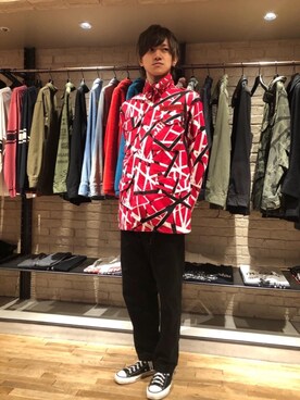 「アイテム（ミリタリージャケット、レッド系）」を使った、久米田 直樹さん（メンズ・184cm）の秋コーディネート