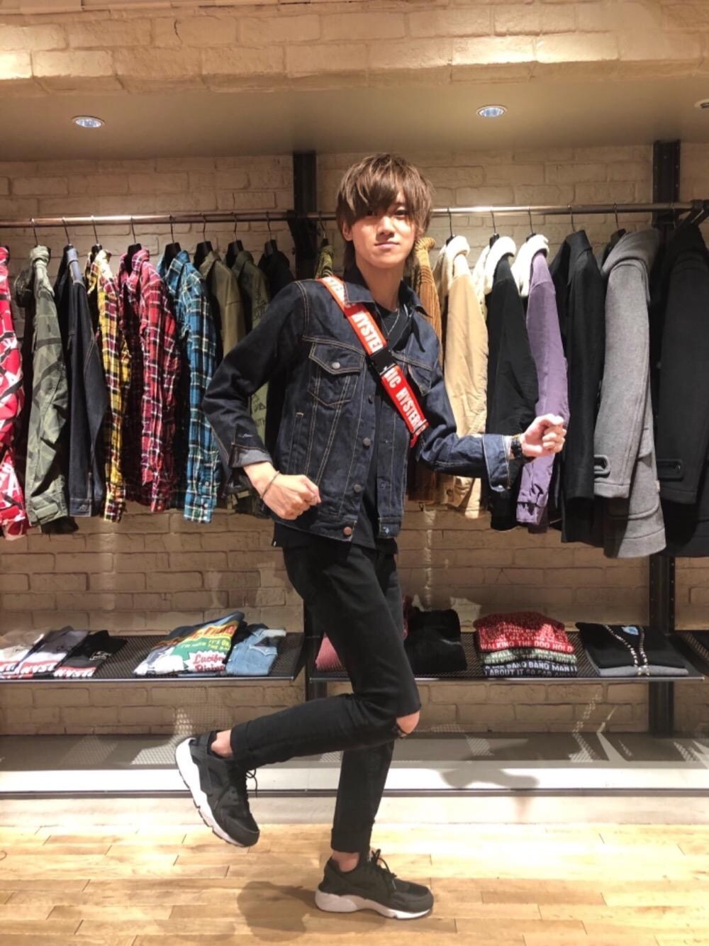 「デニム、シンプル、スキニー、アウトドア、Hysteric Glamour、ヒステリックグラマー、秋コーデ、thee hysteric xxx」｜「HYSTERIC GLAMOURのHYS ATHLETIC pt Tシャツ（Tシャツ/カットソー、ブラック系）」を使った、久米田 直樹さん（メンズ・184cm）の秋コーディネートの1枚目の写真