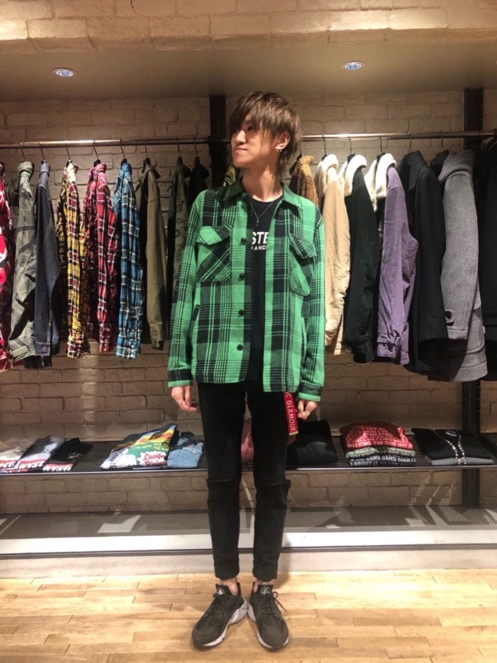 「カジュアル、シンプル、スキニー、Tシャツ、Hysteric Glamour、ヒステリックグラマー、秋コーデ、秋アウター」｜「HYSTERIC GLAMOURのLOGO テープベルト（ベルト、レッド系）」を使った、久米田 直樹さん（メンズ・184cm）の秋コーディネートの1枚目の写真
