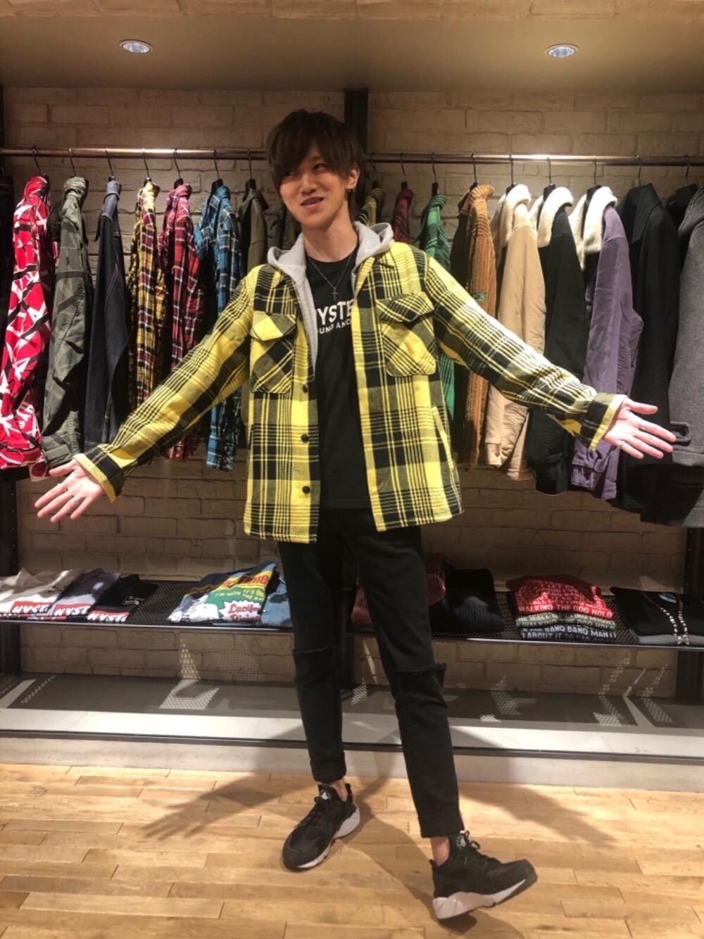 「ビッグシルエット、カジュアル、シンプル、スキニー、Tシャツ、Hysteric Glamour、ヒステリックグラマー、秋コーデ、秋アウター」｜「HYSTERIC GLAMOURのHYS ATHLETIC pt Tシャツ（Tシャツ/カットソー、ブラック系）」を使った、久米田 直樹さん（メンズ・184cm）の秋コーディネートの1枚目の写真