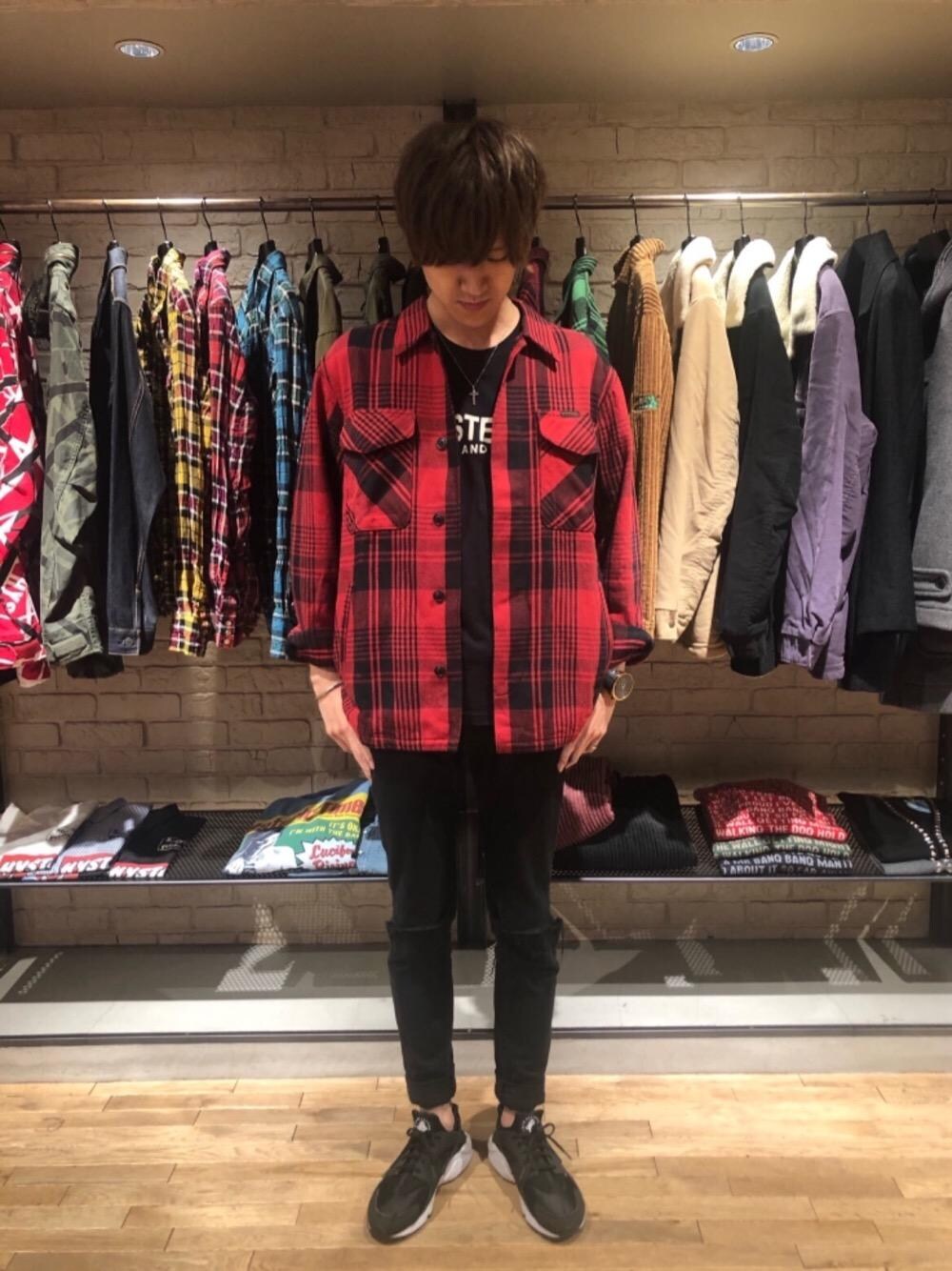 「ビッグシルエット、カジュアル、シンプル、スキニー、長袖シャツ、Hysteric Glamour、ヒステリックグラマー、秋コーデ、秋アウター」｜「HYSTERIC GLAMOURのHYS ATHLETIC pt Tシャツ（Tシャツ/カットソー、ブラック系）」を使った、久米田 直樹さん（メンズ・184cm）の秋コーディネートの1枚目の写真