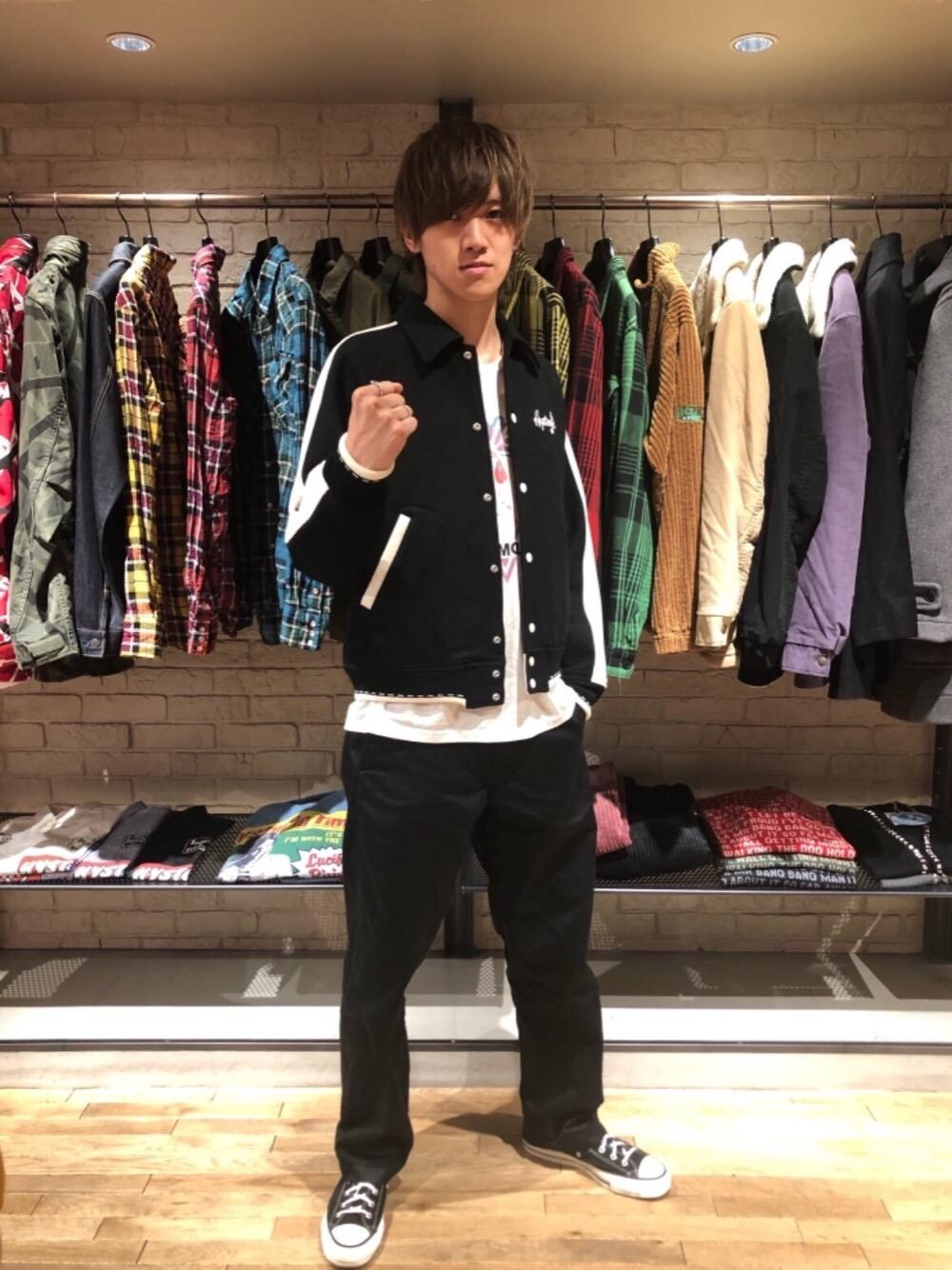「カジュアル、Tシャツ、ストリート、ワイドパンツ、Hysteric Glamour、ヒステリックグラマー、秋コーデ、秋アウター」｜「HYSTERIC GLAMOURのミリタリーチノパンツ（チノパンツ、ブラック系）」を使った、久米田 直樹さん（メンズ・184cm）の秋コーディネートの1枚目の写真