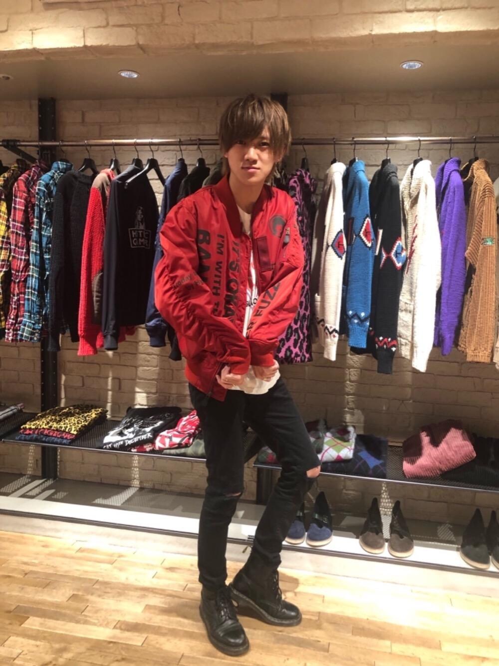 「スキニー、総柄、Hysteric Glamour、カジュアルコーデ、ヒステリックグラマー」｜「HYSTERIC GLAMOURのSU加工ストレッチツイル スリムパンツ（その他パンツ、ブラック系）」を使った、久米田 直樹さん（メンズ・184cm）の秋コーディネートの1枚目の写真