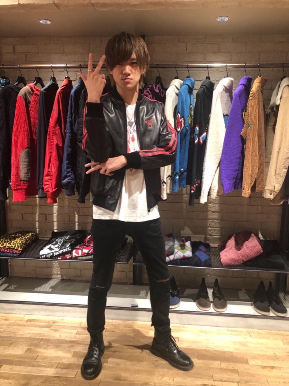 「ロック、スキニー、Hysteric Glamour、シンプルコーデ、カジュアルコーデ、ヒステリックグラマー、ストリートコーデ」｜「HYSTERIC GLAMOURのSU加工ストレッチツイル スリムパンツ（その他パンツ、ブラック系）」を使った、久米田 直樹さん（メンズ・184cm）の秋コーディネートの1枚目の写真