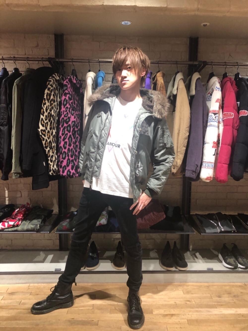 「スキニー、冬コーデ、Hysteric Glamour、プリマロフト、ヒステリックグラマー、冬アウター、ミリタリーコーデ」｜「HYSTERIC GLAMOURのSU加工ストレッチツイル スリムパンツ（その他パンツ、ブラック系）」を使った、久米田 直樹さん（メンズ・184cm）の秋コーディネートの1枚目の写真
