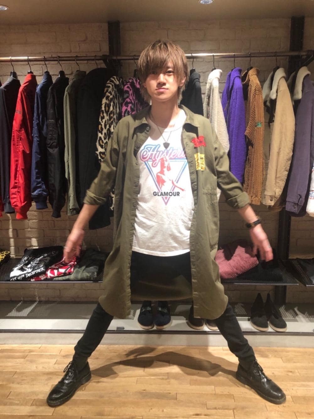 「スキニー、Tシャツ、長袖シャツ、Hysteric Glamour、シンプルコーデ、ヒステリックグラマー、ミリタリーコーデ」｜「HYSTERIC GLAMOURのSU加工ストレッチツイル スリムパンツ（その他パンツ、ブラック系）」を使った、久米田 直樹さん（メンズ・184cm）の秋コーディネートの1枚目の写真