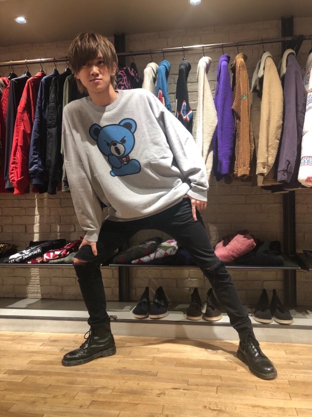 「スウェット、ビッグシルエット、スキニー、Hysteric Glamour、シンプルコーデ、ベアー、ヒステリックグラマー」｜「HYSTERIC GLAMOURのSU加工ストレッチツイル スリムパンツ（その他パンツ、ブラック系）」を使った、久米田 直樹さん（メンズ・184cm）の秋コーディネートの1枚目の写真