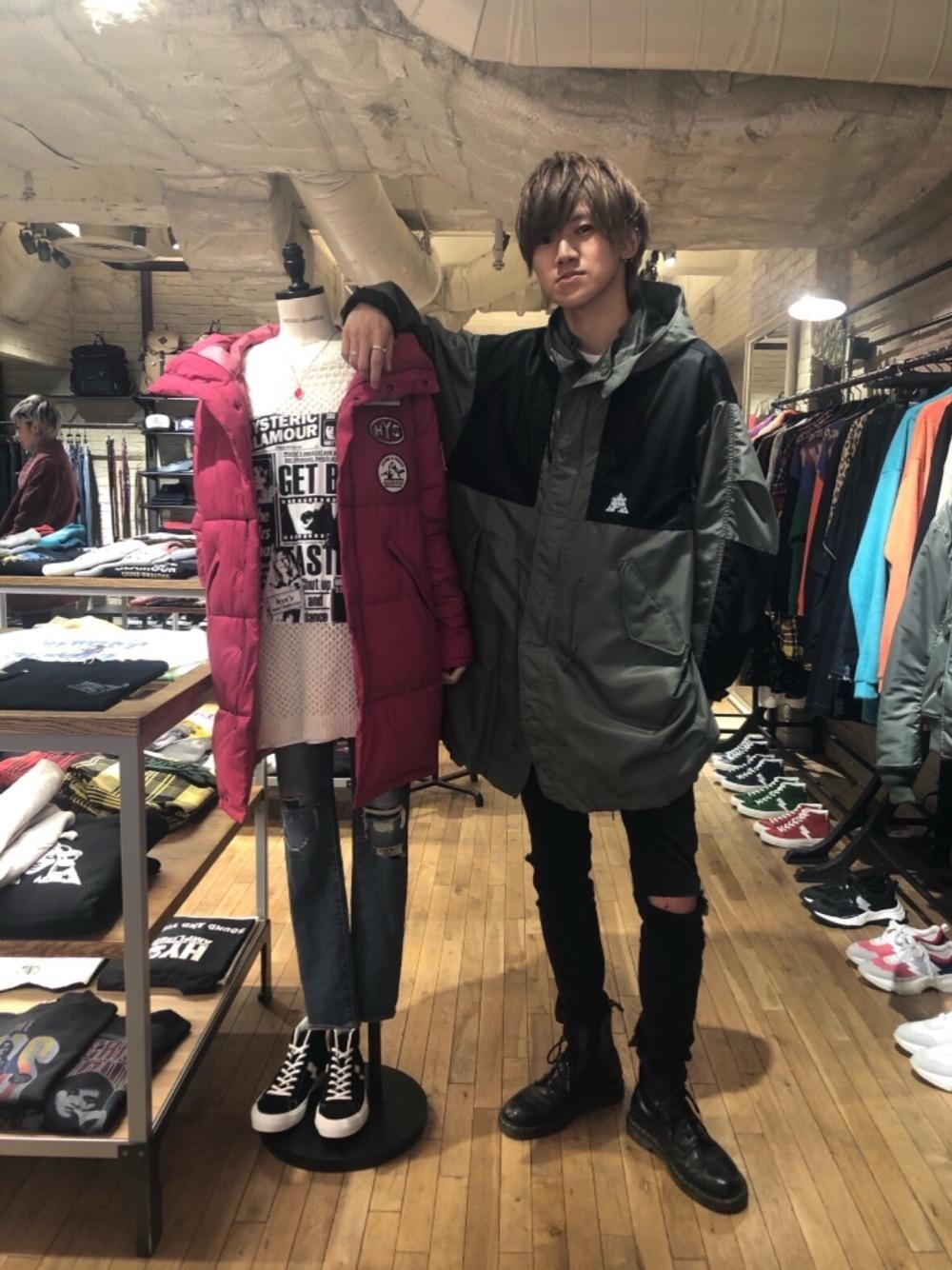 「デニム、スキニー、冬コーデ、Hysteric Glamour、プリマロフト、カジュアルコーデ、ヒステリックグラマー、冬アウター、ミリタリーコーデ」｜「HYSTERIC GLAMOURのSU加工ストレッチツイル スリムパンツ（その他パンツ、ブラック系）」を使った、久米田 直樹さん（メンズ・184cm）の秋コーディネートの1枚目の写真