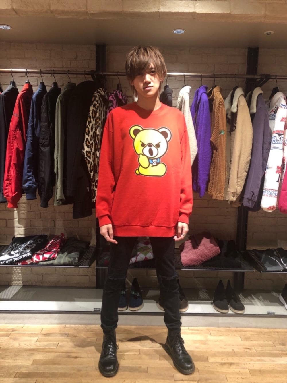 「スウェット、スキニー、Hysteric Glamour、シンプルコーデ、ベアー、ヒステリックグラマー」｜「HYSTERIC GLAMOURのSU加工ストレッチツイル スリムパンツ（その他パンツ、ブラック系）」を使った、久米田 直樹さん（メンズ・184cm）の秋コーディネートの1枚目の写真