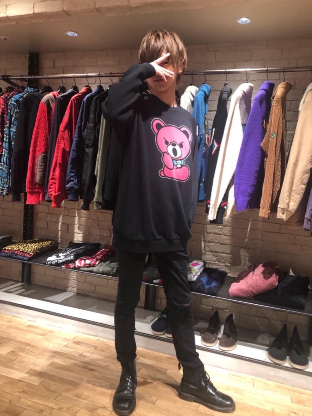 「スウェット、ビッグシルエット、スキニー、Hysteric Glamour、シンプルコーデ、ベアー、ヒステリックグラマー」｜「HYSTERIC GLAMOURのSU加工ストレッチツイル スリムパンツ（その他パンツ、ブラック系）」を使った、久米田 直樹さん（メンズ・184cm）の秋コーディネートの1枚目の写真
