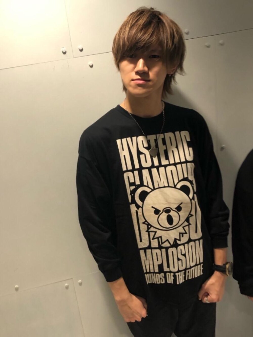「ビッグシルエット、ロンT、Hysteric Glamour、シンプルコーデ、ベアー、ラフコーデ、ヒステリックグラマー」｜「HYSTERIC GLAMOURのBEAR IMPLOSIONオーバーサイズTシャツ（Tシャツ/カットソー、ブラック系）」を使った、久米田 直樹さん（メンズ・184cm）の秋コーディネートの1枚目の写真