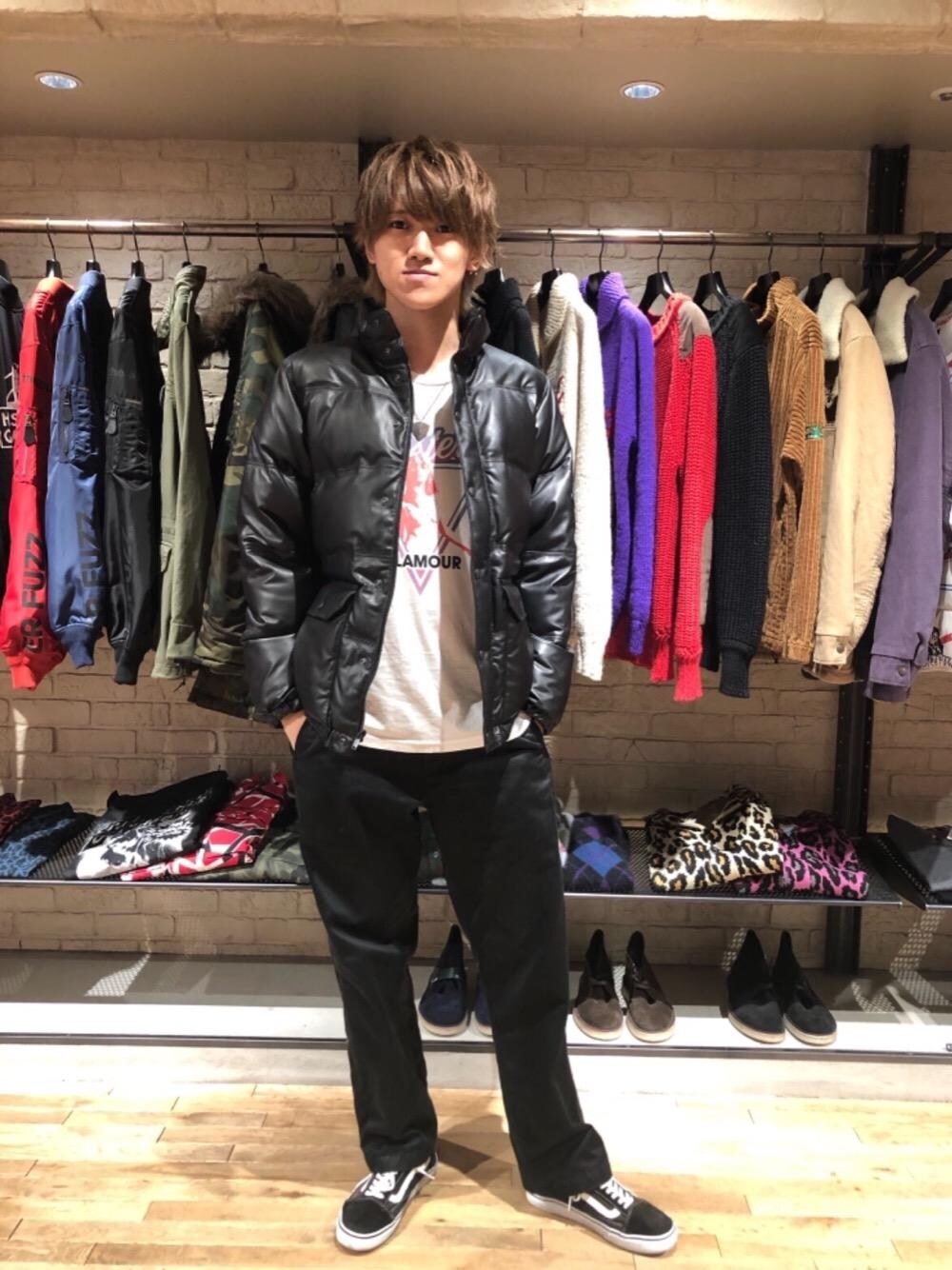 「ダウンジャケット、冬コーデ、ワイドパンツ、Hysteric Glamour、シンプルコーデ、ヒステリックグラマー、冬アウター」｜「HYSTERIC GLAMOURのミリタリーチノパンツ（チノパンツ、ブラック系）」を使った、久米田 直樹さん（メンズ・184cm）の秋コーディネートの1枚目の写真
